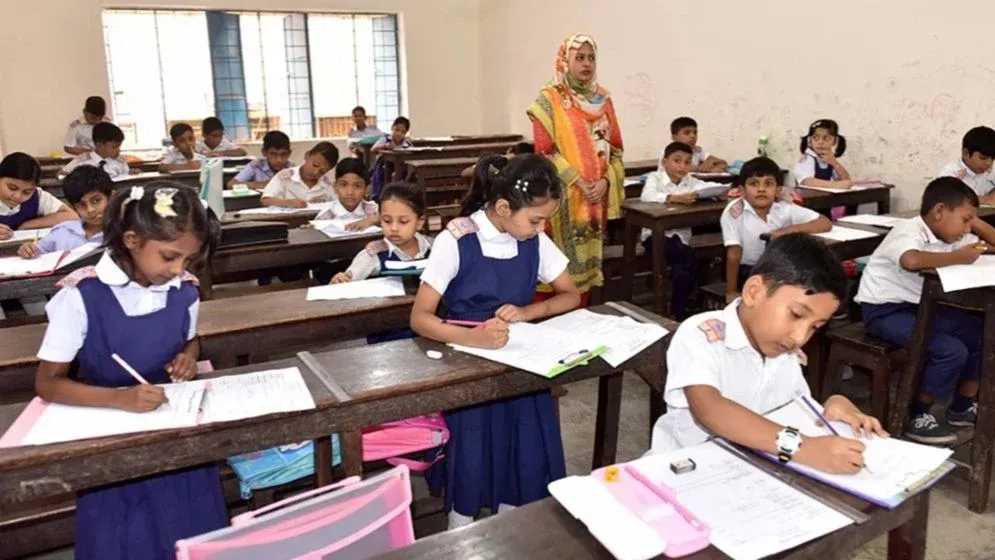 স্কুলে খুদে শিক্ষার্থীরা